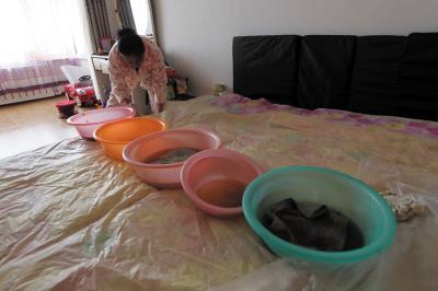 射洪楼上漏水，住户失联，小区没物管，业主维权难！律师来支招……